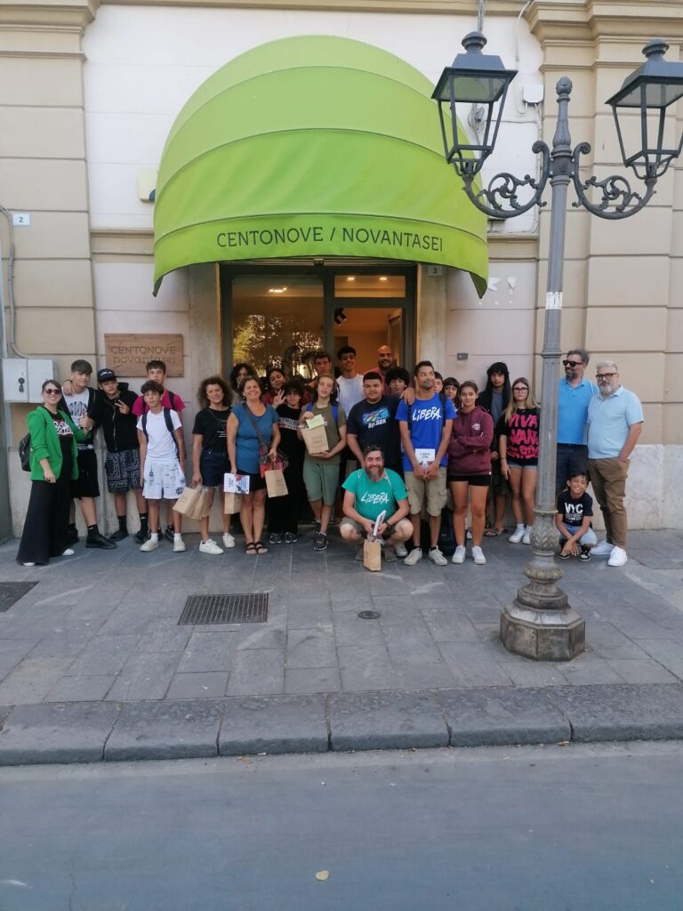 La bottega centonove/novantasei accoglie i ragazzi del campo “E!state Liberi”