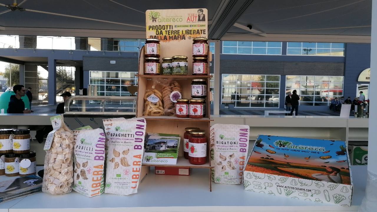 Annarita Zichella, presidente di Oltre, racconta i prodotti antimafia e solidali a Bari Agrilevante