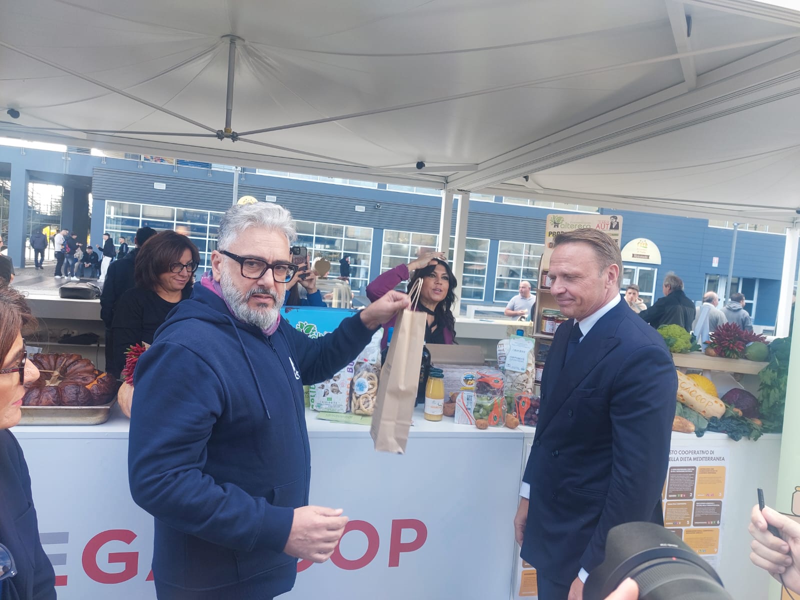 Bari Agrilevante, bilancio positivo per i prodotti antimafia e solidali del consorzio Oltre – video