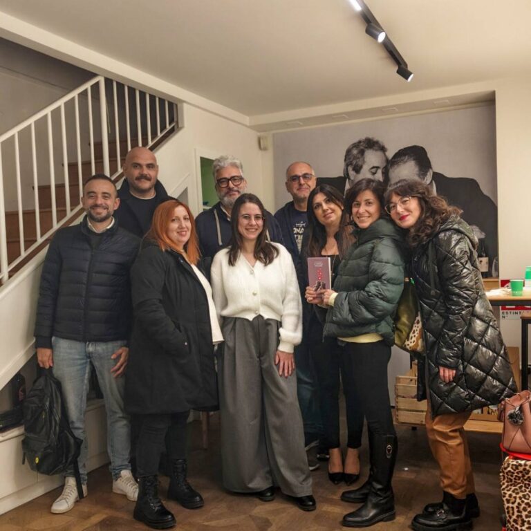 "Il profilo migliore" di Sara Fiumefreddo tra essere o apparire sui sociale da centonove/novantasei